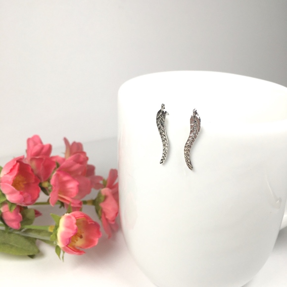 Leaf Minimalist Cuff Earring - Picture 3 of 8